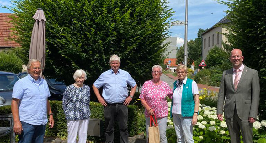 Heinrich Fangmeyer (stellv. Vorsitzender des Touristikvereins Bad Holzhausen), Kurgast Ursula van Holt (Kurgast), Uwe Stork (Landhotel Annelie), Helga Dondrup, Anneliese Stork (Landhotel Annelie), B&uuml;rgermeister Marko Steiner