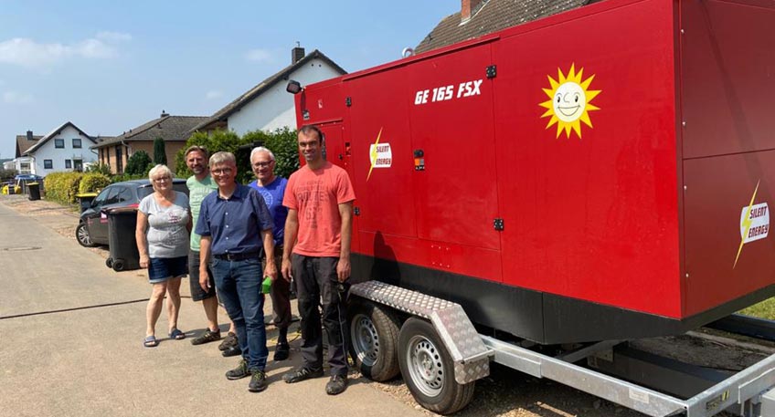 Mehrere Tage sind die Menschen in Wisskirchen (Stadtteil von Euskirchen) nach der Flutkatastrophe Mitte Juli ohne Strom gewesen. Erst ein Notstromaggregat der Gauselmann Gruppe hat dafür gesorgt, dass 15 Haushalte wieder mit Energie versorgt werden. Die Dankbarkeit der Menschen vor Ort war enorm.