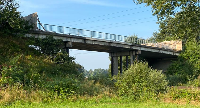 Der Abriss der maroden Bahnbr&uuml;cke &bdquo;In den Wiesen&ldquo; in Drohne geht wohl schneller als gedacht &uuml;ber die B&uuml;hne. Die Deutsche Bahn AG hat f&uuml;r den Herbst 2022 mehrere Sperrpausen angek&uuml;ndigt, in denen der Br&uuml;ckenabriss vorgenommen werden k&ouml;nnte.
