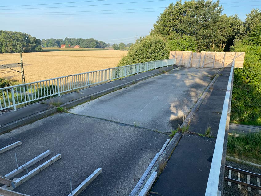 Der Abriss der maroden Bahnbr&uuml;cke &bdquo;In den Wiesen&ldquo; in Drohne geht wohl schneller als gedacht &uuml;ber die B&uuml;hne. Die Deutsche Bahn AG hat f&uuml;r den Herbst 2022 mehrere Sperrpausen angek&uuml;ndigt, in denen der Br&uuml;ckenabriss vorgenommen werden k&ouml;nnte.
