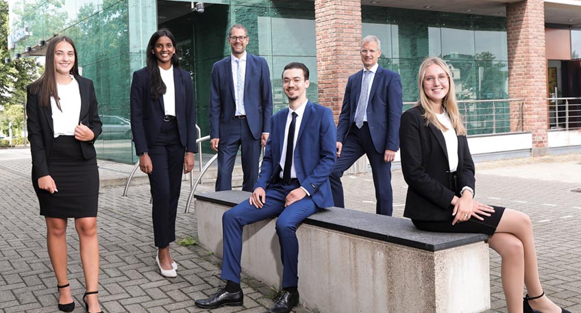 Vorstand Ralf Rehker (2.v.r.) und Ausbildungsleiter Dirk Wankelmann (3.v.l.) begr&uuml;&szlig;ten die neuen Azubis (v.l.) Naemi Wedel, Kayathri Chandramohan, Vincenzo Marino und Naemi Wiens. Foto: Volksbank L&uuml;bbecker Land   