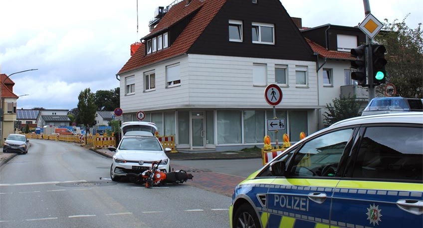 Zu einer Kollision zwischen einem Auto und einem Motorrad ist es am fr&uuml;hen Montagnachmittag im Stadtkern von Preu&szlig;isch Oldendorf gekommen. Dabei erlitt der 18-j&auml;hrige Zweiradfahrer offenbar leichte Verletzungen.