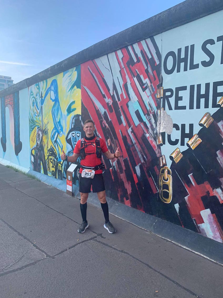 Bj&ouml;rn B&uuml;nermann, Leiter der Finanzbuchhaltung der adp Gauselmann GmbH, hat geschafft, was f&uuml;r die meisten fast unm&ouml;glich erscheint: Beim Berliner Mauerweglauf ist der 40-J&auml;hrige 100 Meilen (161 Kilometer) am St&uuml;ck gelaufen. Nach 28 Stunden und 19 Minuten ohne eine Minute Schlaf ist Bj&ouml;rn B&uuml;nermann am Ziel angekommen.