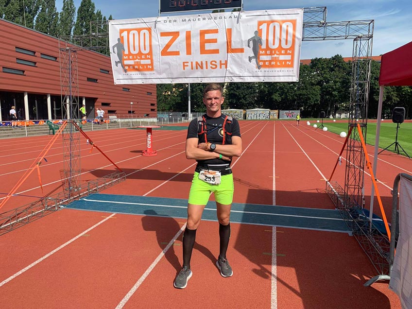Bj&ouml;rn B&uuml;nermann, Leiter der Finanzbuchhaltung der adp Gauselmann GmbH, hat geschafft, was f&uuml;r die meisten fast unm&ouml;glich erscheint: Beim Berliner Mauerweglauf ist der 40-J&auml;hrige 100 Meilen (161 Kilometer) am St&uuml;ck gelaufen. Nach 28 Stunden und 19 Minuten ohne eine Minute Schlaf ist Bj&ouml;rn B&uuml;nermann am Ziel angekommen.