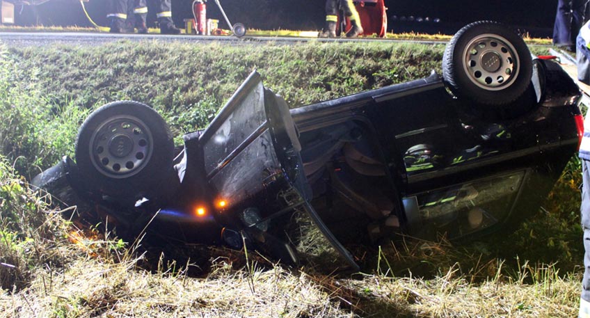 Ein 18-j&auml;hriger Audi-Fahrer aus H&uuml;llhorst hat am sp&auml;ten Freitagabend in Stockhausen die Kontrolle &uuml;ber sein Auto verloren. Der Wagen kam von der Stra&szlig;e "Am Esch" ab, &uuml;berschlug sich und blieb unterhalb einer B&ouml;schung auf dem Dach liegen.