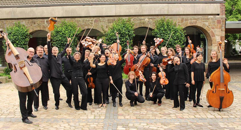 Mit zu Herzen gehenden und zugleich virtuosen St&uuml;cken f&uuml;r Streichorchester pr&auml;sentiert sich die vor wenigen Jahren neu gegr&uuml;ndete OWL Kammerphilharmonie ihrem Publikum in der L&uuml;bbecker Stadthalle.
