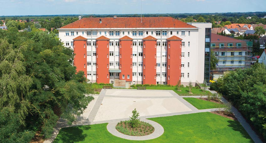 Die Mühlenkreiskliniken laden für den 14. September und den 16. September zu zwei Bürgerdialogen zu den im Kreistag vorgestellten Entwicklungsperspektiven der Mühlenkreiskliniken ein. Die Mühlenkreiskliniken laden für den 14. September und den 16. September zu zwei Bürgerdialogen zu den im Kreistag vorgestellten Entwicklungsperspektiven der Mühlenkreiskliniken ein. Die Dialoge werden jeweils als sogenannte Hybridveranstaltungen organisiert und können sowohl vor Ort als auch digital über einen Stream verfolgt werden. Landrätin und MKK-Verwaltungsratsvorsitzende Anna Katharina Bölling, der Vorstandsvorsitzende Dr. Olaf Bornemeier sowie der Medizinvorstand Dr. Jörg Noetzel stehen nach einer kurzen Einführung in das Thema für Fragen zur Verfügung. Für Landrätin Anna Katharina Bölling ist der Dialog mit den Bürgerinnen und Bürgern äußerst wichtig: „Ich möchte zusammen mit dem Vorstand der Mühlenkreiskliniken Ihre Fragen beantworten und mit Ihnen ins Gespräch kommen. Unser gemeinsames Ziel ist es, die stationäre Gesundheitsversorgung für die Bürgerinnen und Bürger im Kreis Minden-Lübbecke in der Zukunft sicherzustellen und weiter zu verbessern. Um die Versorgungsqualität auf höchstem Niveau zu halten, sind aber strukturelle Anpassungen erforderlich.“ Für die Städte Minden, Petershagen, Hille, Porta Westfalica und Bad Oeynhausen wird ein Bürgerdialog am Dienstag, 14. September, ab 19 Uhr in der Aula der Realschule Nord, Im Leingarten 29, 32549 Bad Oeynhausen angeboten. Für die Kommunen Lübbecke, Hüllhorst, Preußisch Oldendorf, Espelkamp, Rahden und Stemwede wird ein Bürgerdialog am Donnerstag, 16. September, um 19 Uhr in der Aula des Gymnasiums Rahden, Freiherr-vom-Stein-Straße 5, 32369 Rahden stattfinden. Beide Veranstaltungen werden auf der Internetseite www.medizin-im-dialog.de live übertragen. Über den Chat können Fragen an das Podium gestellt werden. „Wir möchten allen Bürgerinnen und Bürgern trotz der weiterhin pandemischen Lage die Möglichkeit geben, an den Dialogveranstaltungen teilzunehmen. Deswegen haben wir uns für diese hybride Form entschieden. Um das Infektionsrisiko so gering wie möglich zu halten, bitten wir jeden, dem es technisch möglich ist, die Online-Variante zu nutzen“, sagt der Vorstandvorsitzende Dr. Olaf Bornemeier. „Über die eingerichtete Chat-Funktion können während der Live-Übertragung Fragen gestellt werden, die vor Ort weitergegeben und beantwortet werden. Ich freue mich auf den gemeinsamen Austausch mit allen interessierten Bürgerinnen und Bürgern“, sagt Medizinvorstand Dr. Jörg Noetzel. Für alle, die in Präsenz an den Veranstaltungen teilnehmen wollen, gelten die 3G-Regel sowie eine Maskenpflicht während der Veranstaltung. Außerdem ist für die Teilnahme vor Ort eine Anmeldung auf der Internetseite www.muehlenkreiskliniken.de/medizin-im-dialog notwendig. In Ausnahmefällen ist auch eine telefonische Reservierung unter der Rufnummer 05 71 / 7 90 56 78 möglich. Das Platzangebot ist begrenzt. Bitte halten Sie am Eingang Ihren 3G-Nachweis sowie Ihre Anmeldung parat. Auf Wunsch können Bürgerinnen und Bürger auch im Vorfeld Fragen an die Landrätin und den Vorstand stellen. Dafür steht die E-Mail-Adresse medizinstrategie@muehlenkreiskliniken.de zur Verfügung. Quelle und Foto: MKK