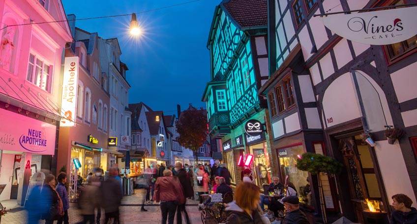 Lust auf entspanntes Bummeln und Shoppen? Die Gesch&auml;fte der L&uuml;bbecker Innenstadt begr&uuml;&szlig;en ihre Kunden am Freitag, 3. September zum langen Shoppingabend bis 22 Uhr. Caf&eacute;s und Restaurants laden zu einem kleinen Leckerbissen zwischendurch oder zu einem Abendessen mit Familie oder Freunden zum kulinarischen Ausklang des Abends ein.