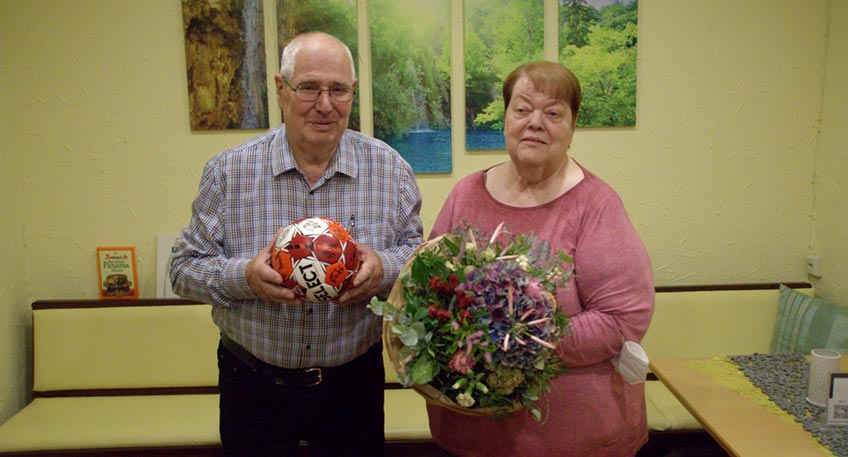 &bdquo;Achim und Gerlinde Schmidt&ldquo; &hellip; Diese beiden Namen d&uuml;rften wohl jedem Fan des TuS N-L&uuml;bbecke ein Begriff sein. Schon zu TuS Nettelstedter Zeiten in der Rundturnhalle Espelkamp und anschlie&szlig;end der Stadtsporthalle L&uuml;bbbecke sind sie bis heute immer bei den Spielen dabei.