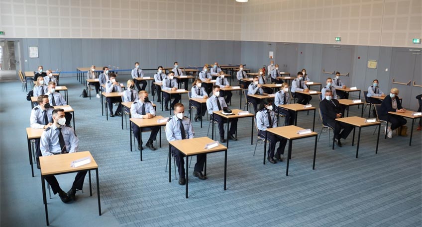 &Uuml;ber insgesamt 34 neue Kolleginnen und Kollegen als Nachersatz kann sich in diesem Jahr die Polizei Minden-L&uuml;bbecke freuen. So begr&uuml;&szlig;te die F&uuml;hrungsriege der Kreispolizeibeh&ouml;rde die "Neuen" am Mittwochmorgen in der Aula des Leo-Sympher Berufskollegs.
