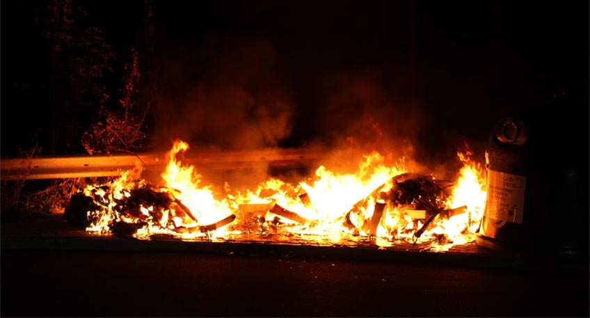 Brennende Altglascontainer an der Straße "Am Hahlerbaum" haben am Donnerstag in den frühen Morgenstunden einen Einsatz von Feuerwehr und Polizei ausgelöst. Als die ersten Einsatzkräfte gegen 3.30 Uhr eintrafen, standen die in einer Kurve nahe der Bahnschienen aufgestellten Behältnisse bereits lichterloh in Flammen.