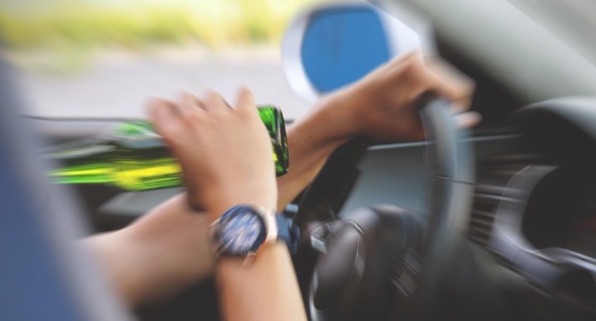 In Bad Holzhausen verlor ein Autofahrer die Kontrolle &uuml;ber sein Auto und prallte gegen ein Verkehrsschild. Als die alarmierte Streifenwagenbesatzung eintraf, stellten sie beim Fahrer eine deutliche Beeintr&auml;chtigung durch Alkohol fest.