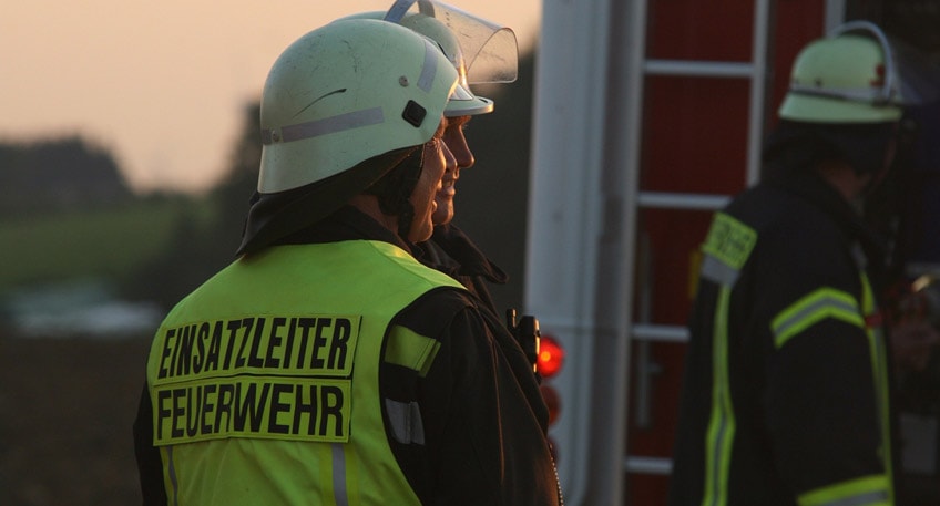 Die Polizei ist bei ihren Ermittlungen nach dem Brand eines Wohnhauses am Samstagabend nahe des Heuwegs vorangekommen. Mittlerweile konnte ein Brandermittler gemeinsam mit einem Sachverst&auml;ndigen einen Blick in das Erdgeschoss des v&ouml;llig ausgebrannten und unbewohnbaren Geb&auml;udes an der Stra&szlig;e "Auf dem Nettelacker" werfen.