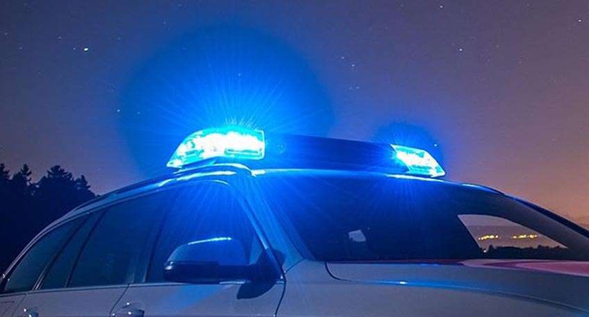 Am Samstagabend ist auf dem Sportplatz Tonnenheide ein Fu&szlig;ballspiel zweier Hobbymannschaften aus dem Ruder gelaufen und eskaliert. Es kam zu einer Schl&auml;gerei bei der sich zwei Personen leicht verletzten.  Vorbehaltlich weiterer Erkenntnisse waren Spieler zweier Theken-Mannschaften bei einem Spiel aneinandergeraten. Dazu soll sich nach Zeugenangaben ein 22 Jahre alter Rahdener an der Seitenlinie des Spielfeldes aufgehalten haben, als ein Spieler des anderen Teams, ein 29-j&auml;hriger Mann aus Rahden, von hinten auf dessen R&uuml;cken gesprungen sein soll. In der Folge kam es Handgreiflichkeiten von mehreren Personen. Dabei soll es auch einen Knietritt sowie einen Faustschlag gegeben haben. Ein 21-J&auml;hriger berichtete ebenfalls &uuml;ber Schmerzen.  Nach Eintreffen zweier Streifenwagenbesatzungen zeigten sich einige der Anwesenden unkooperativ und machten keine Angaben zur Sache. Nach R&uuml;cksprache mit der Staatsanwaltschaft wurde der 29-J&auml;hrige mit auf die Wache Espelkamp genommen, wo man ihm eine Blutprobe entnahm. Ihn erwartet eine Anzeige wegen gef&auml;hrlicher K&ouml;rperverletzung. Wie viele Personen in den Tumult involviert waren, ist gegenw&auml;rtig noch unklar. Die Ermittlungen dazu sind Bestandteil der polizeilichen Arbeit.