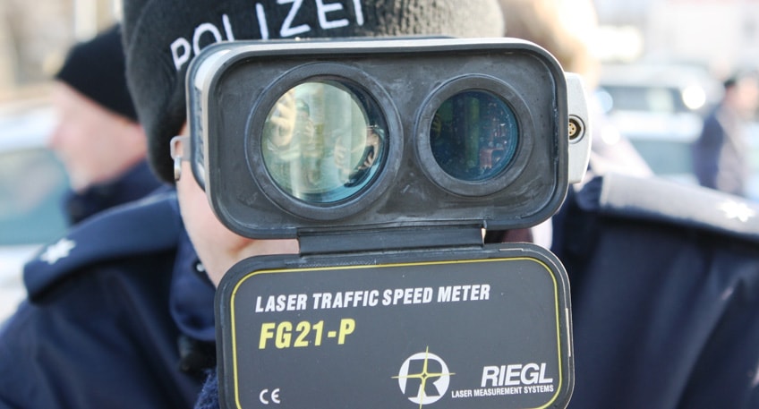 Beinahe doppelt so schnell als erlaubt ist ein Autofahrer auf der Alten Waldstra&szlig;e in Espelkamp am Donnerstag unterwegs gewesen. Statt der erlaubten 70 km/h zeigte das Messger&auml;t der Polizei Tempo 135 an.