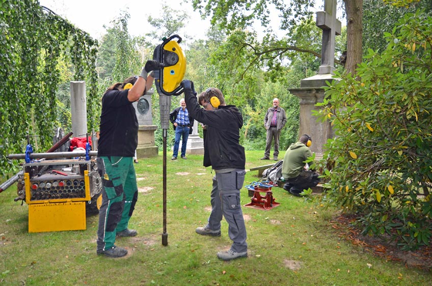 Schloss Benkhausen ist reich an historischen Fakten und Geschichten – und nun kommt ein weiteres bedeutendes Kapitel hinzu: Denn der Erdhügel, in dem sich die Gräber der Familie von dem Bussche Münch befinden, hat eine Vorgeschichte, die deutlich weiter zurückreicht als bislang bekannt.