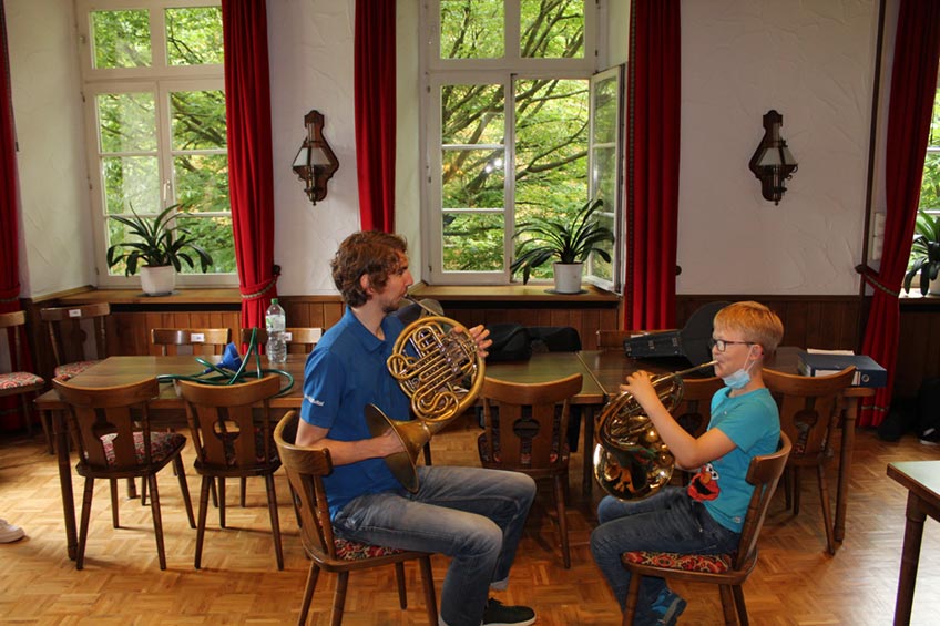 Was ist der Unterschied zwischen einer Tuba und einem Bariton? Welches ist das gr&ouml;&szlig;ere Streichinstrument &ndash; die Geige oder das Cello? Wie klingt ein Waldhorn oder eine Klarinette? Und geh&ouml;rt das Saxofon zu den Holz- oder zu den Blechblasinstrumenten? 