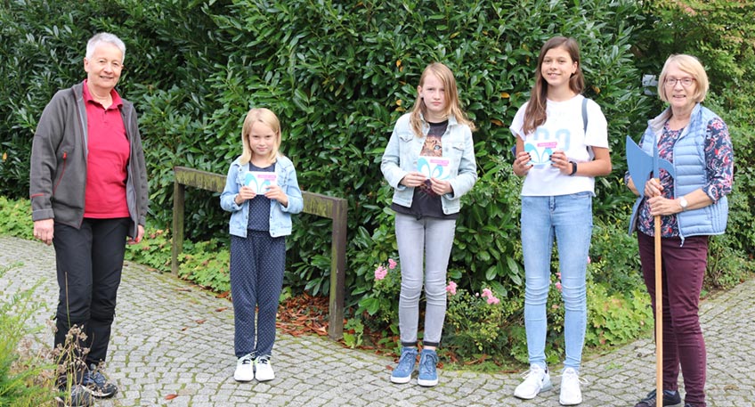Foto (Lübbecke Marketing): Über die Einkaufsgutscheine freuen sich Lily Fahlenbach, Annalena Hunneshagen und Lana Ebert (von links nach rechts) eingerahmt von Sigrid Rohlfing-Sundermeyer (links) und Erika Müller (rechts)