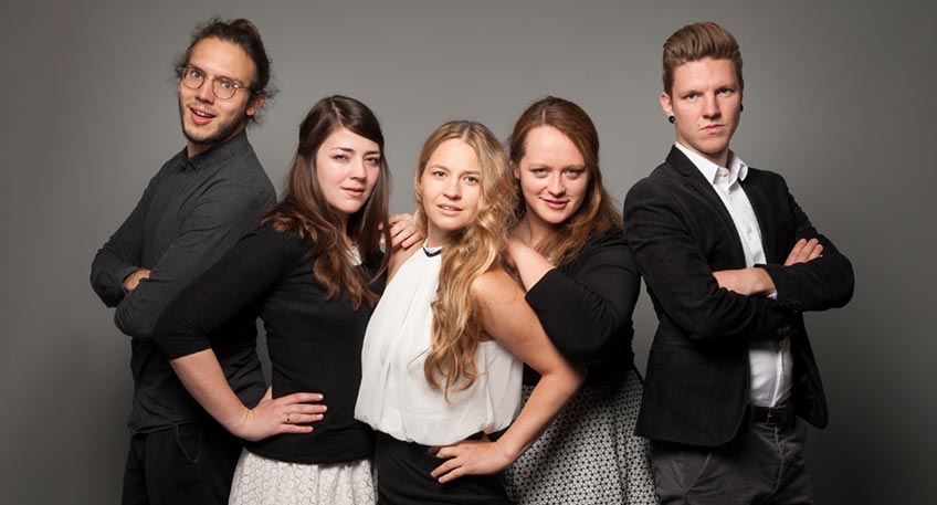 Sub5 A-Capella Show Samstag, 9. Oktober 2021   20.00 Uhr Pr. Oldendorf, Aula der Sekundarschule Eintritt: 15 Euro / 13 Euro (erm&auml;&szlig;igt)  &bdquo;Sub5&ldquo; steht f&uuml;r ebenso frische wie unkonventionelle A-Cappella Musik im F&uuml;nferpack. &bdquo;Das ist Vokalkunst aus tiefster &Uuml;berzeugung und auf h&ouml;chstem Niveau. Sie haben keine ausgefallene Lightshow und auch ihre Choreografien sind eher sparsam. Aber Sub5 k&ouml;nnen singen! Bei der Reise in die vokale Welt der f&uuml;nf Hannoveraner*innen steht der nat&uuml;rliche Klang der menschlichen Stimme mit all ihren Facetten im Mittelpunkt &ndash; ohne Kompromisse. Auf Einladung des Vereins Kommunikation und Kultur Pr. Oldendorf e.V. (KuK) treten sie am Samstag, den 9. Oktober um 20 Uhr mit ihrem Programm in der Aula der Sekundarschule Pr. Oldendorf auf.  Bekannte Melodien und Hits aus aller Welt werden seziert und in ein ma&szlig;gechneidertes, elegantes Sub5-Gewand geh&uuml;llt. F&uuml;nf individuelle K&uuml;nstler*innen verschmelzen auf der B&uuml;hne zu einem m&auml;chtigen Klangk&ouml;rper. Jazz wird zu Pop, Rock wird zu Soul und Swing wird zu Tango. Der nicht zu stillende Entdeckungsdrang von &bdquo;Sub5&ldquo; kennt keine Grenzen so lange alles vokal bleibt. Mit viel Charme, kreativen Arrangements und Groove haben sich &bdquo;Sub5&ldquo; in den letzten sieben Jahren in die Herzen der A-Cappella H&ouml;rerschaft gesungen. Es ist ein v&ouml;llig neues B&uuml;hnenprogramm entstanden, bei dem die f&uuml;nf S&auml;nger*innen aus ihren gewohnten Strukturen ausbrechen. &bdquo;Sub5&ldquo; steht f&uuml;r eine Band mit f&uuml;nf individuellen K&uuml;nstler*innen. So entstehen au&szlig;ergew&ouml;hnliche, eigene Arrangements moderner und traditioneller Songs. Aufmerksame Ohren werden mit brillanten Solostimmen und jeder Menge Liebe zum Detail verw&ouml;hnt. Offene Augen entdecken eine Show, die nicht durch ein glattpoliertes Endprodukt, sondern durch starke Pers&ouml;nlichkeiten und viel Gef&uuml;hl gl&auml;nzt. Unterst&uuml;tzt durch dezente Choreographien, ist die ansteckende Lust am Instrument &bdquo;Stimme&ldquo; f&uuml;r wirklich alle Konzertg&auml;ste sp&uuml;rbar. Karten sind an der Abendkasse erh&auml;ltlich. F&uuml;r weitere Informationen und Kartenreservierungen steht Wilhelm Lindemann (Tel.: 05742/700141) zur Verf&uuml;gung. Reservierungen sind auch per E-Mail unter KuK-Preussisch-Oldendorf@mail.de oder direkt auf der Homepage unter www.kuk-preussisch-oldendorf.de m&ouml;glich.