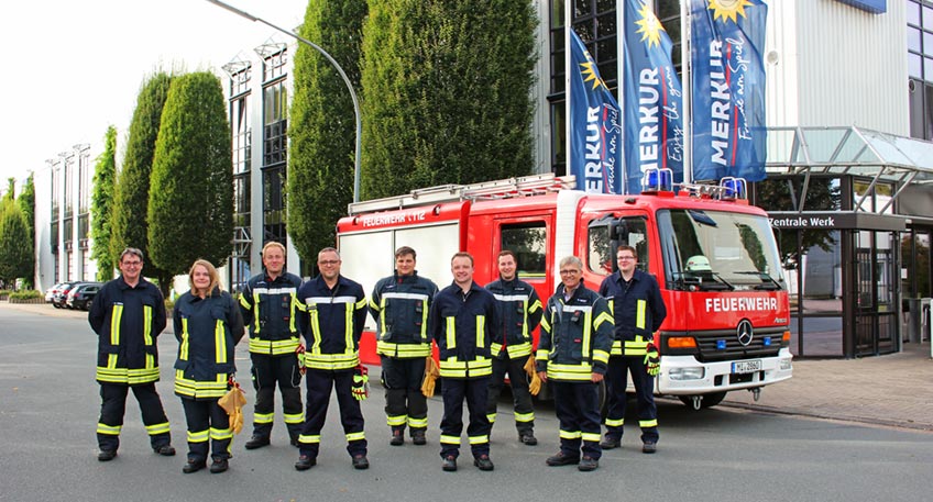 Die Tagesalarmbereitschaft der Freiwilligen Feuerwehr Lübbecke am Standort Gauselmann freut sich über ein neues Löschfahrzeug mit feuerwehrtechnischer Beladung. Damit sind die 16 Mitarbeiterinnen und Mitarbeiter sowie gleichzeitig voll ausgebildeten Feuerwehrleute beim Eintreffen an der Einsatzstelle sofort handlungsfähig – ob bei Notfällen im Produktionswerk oder bei Einsätzen im Stadtgebiet Lübbecke.