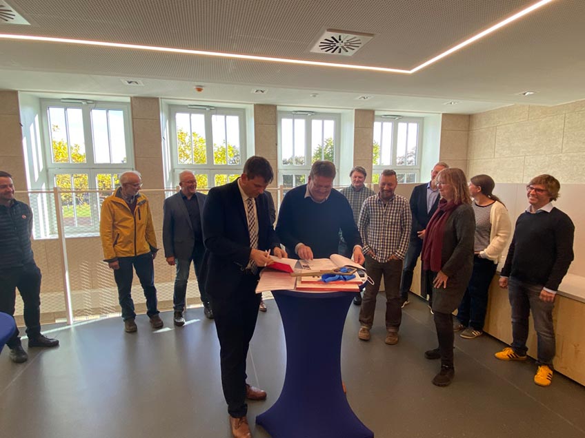 Es hat etwas länger gedauert als geplant, aber nun rückt der Einzug der Kinder immer näher. Die umfangreichen Bauarbeiten am und im ehemaligen Schul- und Verwaltungsgebäude an der Buchhofstraße in Levern sind so gut wie abgeschlossen.