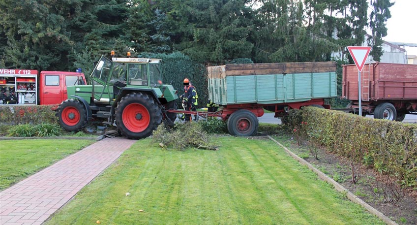Der 58-J&auml;hrige hatte den Vorgang offenbar bemerkt und noch versucht, den Unfall zu verhindern. Dabei zog er sich eine schwere Handverletzung zu. Notarzt und Rettungskr&auml;fte brachten ihn nach medizinischer Erstversorgung in ein Osnabr&uuml;cker Krankenhaus.