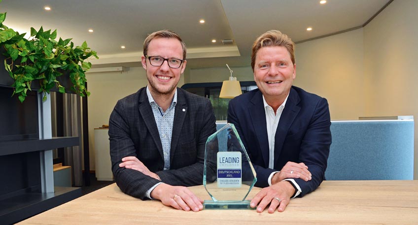 Freuen sich über die Auszeichnung: Armin Gauselmann (rechts), stellvertretender Vorstandssprecher, und Lars von der Wellen, Leiter Zentralbereich Personal, mit dem Award „Leading Employer 2021“.