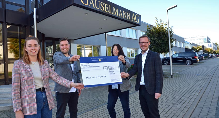 Finanzielle Hilfe für die Flutopfer: Clarissa George (von links), Jannik Vieth, Gabriela König und Lars von der Wellen mit dem Scheck in Höhe von 95.800 Euro.