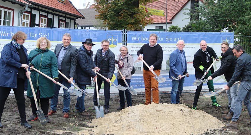 Ran an die Spaten! B&uuml;rgermeister Kai Abruszat (5.v.r), Ortsheimatpflegerin Karin Klanke (6.v.r) und den Architekten Axel Bely (2.v.r) und Reinhard Schwakenberg (r.) haben zusammen mit Vertretern der Stemweder Ratsfraktionen den ersten Spatenstich gesetzt.