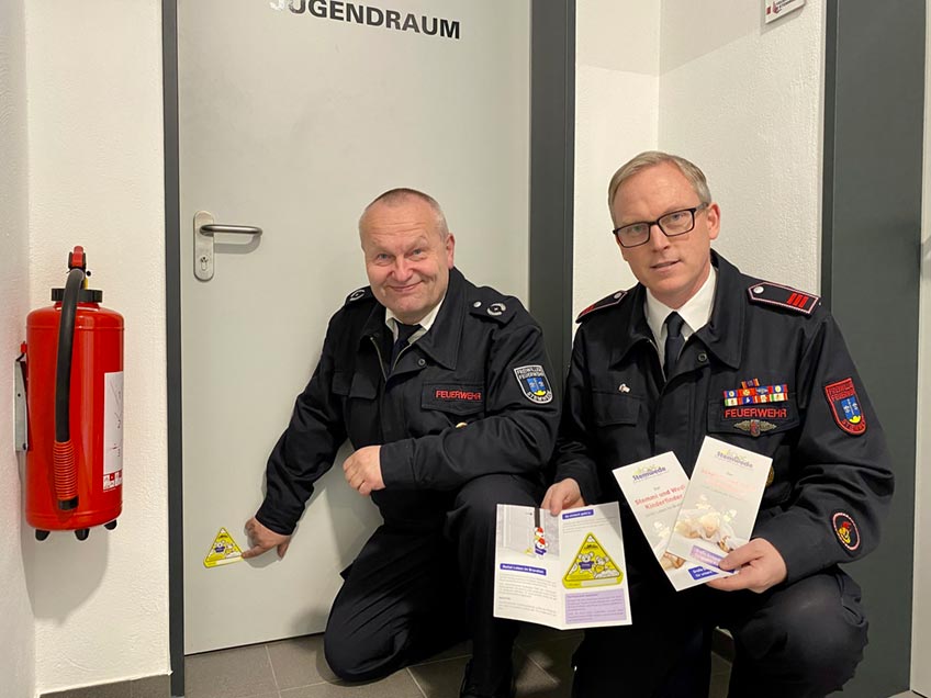 So wird&rsquo;s gemacht: der stellvertretende Feuerwehrleiter Dietmar Meier zeigt, wo der Kinderfinder-Sticker angebracht werden soll: &bdquo;Im unteren Drittel der Kinderzimmert&uuml;ren, da Brandrauch immer aufsteigt.&ldquo;