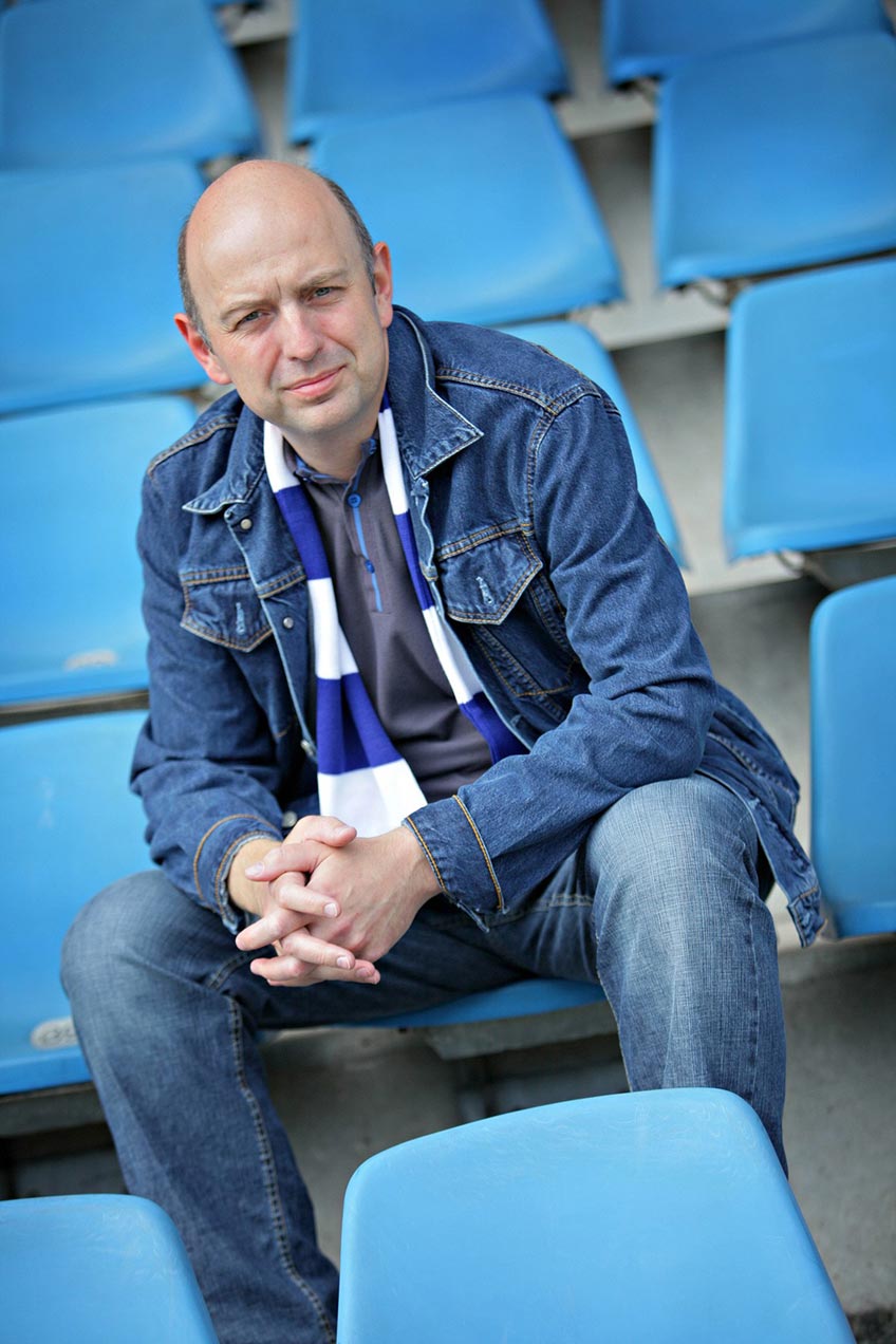 Der Jugendf&ouml;rderverein des FC L&uuml;bbecke pr&auml;sentiert ab dem 24.11. das Nachfolgeprojekt der Fu&szlig;ballkulturellen Leseb&uuml;hne. Die Besucher erwartet ein prominent besetzter Mix aus Film, Kabarett, Fotografie, politischer Bildung und Talk.