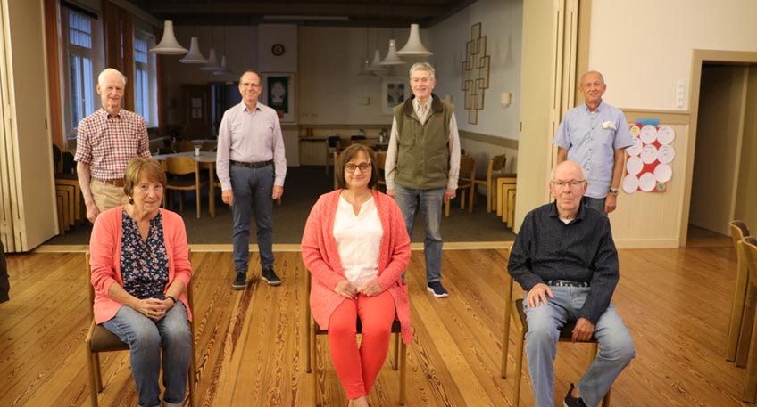 Der Vorstand, bestehend aus dem 1. Vorsitzenden Dr. Peter Kläs (h.2.von l.), 2. Vorsitzende Ulrike Schwarze (v.M.), Schatzmeister Dieter Thase (v.r.) und Schriftführer Karl-Friedrich Rahe (h.r.) wurde im Amt bestätigt. Auf dem Foto gesellten sich hinzu: Waltraut Ewert (v,l.), Friedrich-Wilhelm Freiherr von der Recke (h.l.), Ulrich von Eichel-Streiber (h.2.von r.).