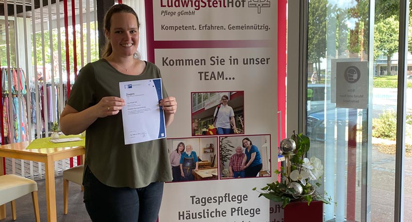 Eva Ediger und Irina Wiebe (Mitte von links nach rechts) freuen sich nun als Fachkr&auml;fte in eine spannende berufliche Zukunft starten zu k&ouml;nnen. Gl&uuml;ckw&uuml;nsche dazu nahmen sie unter anderem entgegen von Pflegedienstleiterin Alla Senger (ganz links) und Praxisanleiterin Marion Hansj&uuml;rgen (ganz rechts). 
