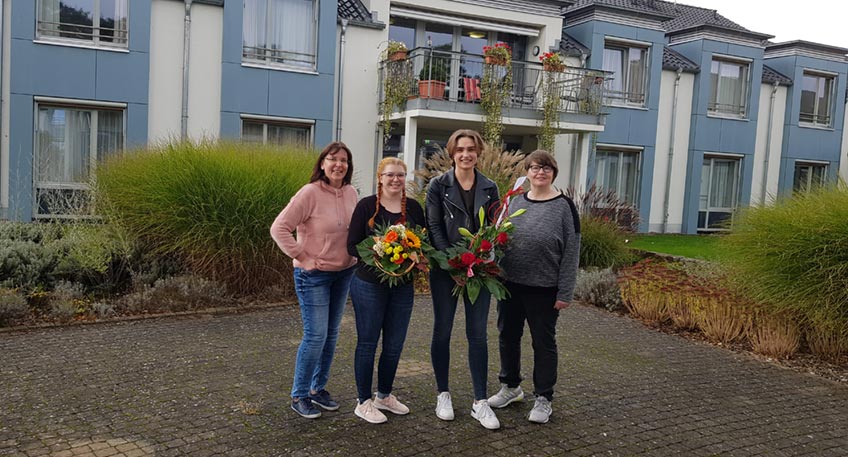 Einrichtungsleiterin Peggy Meerk&ouml;tter-Puller (ganz links) und Pflegedienstleitung Bettina Dreyer (ganz rechts) gratulieren Lisa B&uuml;sching und Marlen Seehagen (Mitte von links nach rechts) zur bestandenen Ausbildung und freuen sich &uuml;ber Zuwachs im Team des Volkeninghauses.  