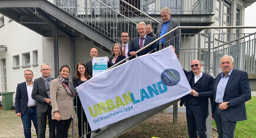 (v.l.): Yannic Schwei&szlig; (Projektingenieur KAVG), Thomas Kropp (Prokurist KAVG), Anna Katharina B&ouml;lling (Landr&auml;tin Kreis Minden-L&uuml;bbecke), Sarah Golcher (Projektleitung SRF), Jens Kronsbein (Abteilungsdirektor Abteilung 3 Bezirksregierung Detmold), Annette Nothnagel (Leitung REGIONALE 2022), Frank Rabe (Betriebsausschussvorsitzender AML), Bert Schumacher (Hauptdezernent Abfall- und Kreislaufwirtschaft Bezirksregierung Detmold) Sarah Stephan (Dezernat 34 EU-F&ouml;rderung), Rudolf Pieper (Aufsichtsratsvorsitzender KAVG), Henning Schreiber (Gesch&auml;ftsf&uuml;hrer KAVG), Lutz Freiberg (Bau- und Umweltdezernent Kreis Minden-L&uuml;bbecke)     Foto: Dagmar Selle/Kreis Minden-L&uuml;bbecke   