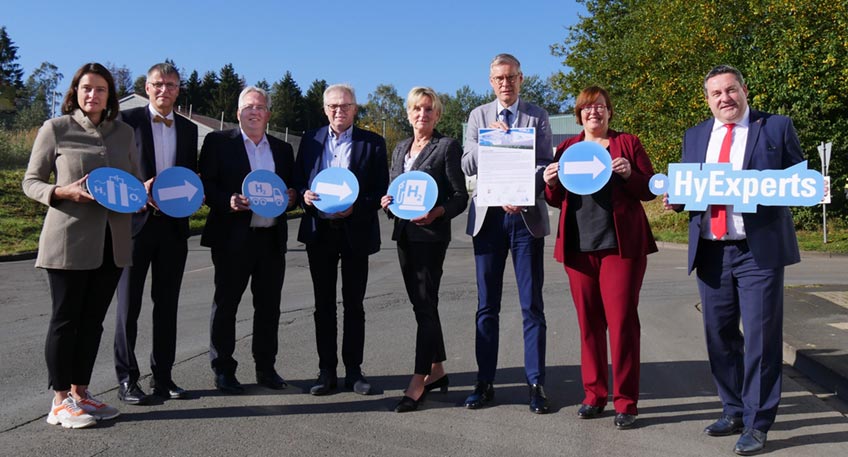 Ostwestfalen-Lippe ist als Wasserstoffregion gut geeignet &ndash; zu diesem Ergebnis kommt das Projekt &bdquo;HyDrive OWL&ldquo;. W&auml;hrend der Potentialanalyse haben die Kreise Lippe und Minden-L&uuml;bbecke sowie die Stadt Bielefeld zusammen mit dem Fraunhofer-Institut f&uuml;r Solare Energiesysteme (Fraunhofer ISE) die Voraussetzung f&uuml;r die Erzeugung, Verteilung und Nutzung vor Ort betrachtet. F&uuml;r die Bewertung des Anwenderpotentials wurden zudem die &uuml;brigen Kreise in OWL eingebunden. &bdquo;Wir haben bei der gemeinsamen Klimakampagne OWL betont, dass wir Vorreiter beim Klimaschutz in NRW sein wollen. Durch die Kooperation der gesamten Region beim Thema Wasserstoff senden wir ein erstes starkes Signal. Gerade, weil wir &uuml;ber den Tellerrand hinausschauen und nicht nur die Mobilit&auml;tswende, sondern auch Chancen einer &sbquo;sauberen&lsquo; Industrie in den Blick nehmen&ldquo;, sagt Axel Lehmann, Landrat des Kreises Lippe. Ergebnisse der Potentialanalyse Grunds&auml;tzlich hat die Analyse des Fraunhofer ISE ergeben, dass eine erste Elektrolyseanlage zur Erzeugung von Wasserstoff vor allem dann wirtschaftlich ist, wenn eine bestimmte Gr&ouml;&szlig;enordnung erreicht wird. F&uuml;r OWL hei&szlig;t das, dass eine Anlage bis zu 10 MW Leistung und 8.000 Volllaststunden im Jahr leisten sollte, um konkurrenzf&auml;hige Produktionskosten zu erreichen. Bei den im Gebiet OWL betrachteten Standorten schneidet die M&uuml;llverbrennungsanlage in Bielefeld am besten ab. &bdquo;Die Anlage ist favorisiert im Konzept, da sie alle wesentlichen Punkte erf&uuml;llt. Neben dem Erzeugungspotenzial ist das vor allem die Bereitschaft hier einen Produktionsstandort auszubauen. Auch die infrastrukturellen Rahmenbedingungen sind optimal. So k&ouml;nnte in Bielefeld der erste Wasserstoff f&uuml;r die Region entstehen&ldquo;, beschreibt Pit Clausen, Oberb&uuml;rgermeister von Bielefeld. Der Transport des Wasserstoffs zu den einzelnen Abnahmestellen soll, &auml;hnlich wie konventioneller Treibstoff, &uuml;ber spezielle Fahrzeuge erfolgen. Diese k&ouml;nnte beispielsweise ein externes Unternehmen betreiben. Eine Einspeisung ins Gasnetz ist aktuell aufgrund wirtschaftlicher Gr&uuml;nde nicht vorgesehen. Das Konzept schl&auml;gt pro Region jeweils eine Tankstelle vor. Diese sollen etwa an verkehrsg&uuml;nstigen Punkten, wie in Paderborn am Autobahnkreuz A33/A44 oder am Autobahnkreuz Bad Oeynhausen A2/A30, und in der N&auml;he von potenziellen Anwendern liegen. &bdquo;Wir m&uuml;ssen mit dem Aufbau kleiner Insell&ouml;sungen beginnen. Wenn die erste Infrastruktur gegeben ist, kann auch der Pool der Anwender wachsen. Daraus entsteht ein feines, l&uuml;ckenloses Netz, das sich &uuml;ber die gesamte Region spannen wird&ldquo;, betont Anna Katharina B&ouml;lling, Landr&auml;tin des Kreises Minden- L&uuml;bbecke. Seite 1 von 4 Unter den festgelegten Eckpunkten zur Produktion, dem Transport und der Bereitstellung k&ouml;nnten die m&ouml;glichen Anwender zun&auml;chst bis zu 110 Fahrzeuge &ndash; ein Mix aus Bussen, LKW und Abfallsammelfahrzeugen &ndash; betreiben. Wie geht es weiter? In einem n&auml;chsten Schritt wollen sich die OWL-Kreise und die Stadt Bielefeld Ende des Jahres gemeinsam f&uuml;r das F&ouml;rderprogramm &bdquo;HyPerformer&ldquo; bewerben. Die Akquise von Logistikern, Tankstellenbetreibern und Anwendern, die konkrete Investitionen t&auml;tigen m&ouml;chten, l&auml;uft bereits. Erfolgreiche Regionen erhalten vom Bund zwischen f&uuml;nf und 20 Millionen Euro f&uuml;r die Realisierung einer Wasserstoffinfrastruktur. &bdquo;Wir vermuten, dass es eine hohe Nachfrage geben wird. Dass die Region hier gemeinsam agiert und eine regionale Vernetzung vorantreibt, erh&ouml;ht aber die Chancen auf eine Ber&uuml;cksichtigung &ndash; auch f&uuml;r die Antr&auml;ge von Einzelunternehmen&ldquo;, erkl&auml;rt Nikolas Knetsch, Projektleiter des Fraunhofer ISE. F&uuml;r Investitionen, die &uuml;ber das F&ouml;rderbudget hinausgehen, gibt es f&uuml;r einzelne Akteure weitere F&ouml;rderm&ouml;glichkeiten, etwa &uuml;ber das Nationale Innovationsprogramm Wasserstoff- und Brennstoffzellentechnologie (NIP II) und Landesf&ouml;rderungen. Hemmnisse bei der Umsetzung Trotz des Ziels der Bundesregierung, die Wasserstoffnutzung in der Fl&auml;che zu st&auml;rken, gibt es noch weitreichende Hemmnisse. So sind die derzeitigen F&ouml;rderprogramme eher auf direkte Investitionen ausgelegt, Betriebskosten sind nicht ber&uuml;cksichtigt. Im Bereich der Anwender ist die Auswahl an Fahrzeugen begrenzt. Die gr&ouml;&szlig;te H&uuml;rde liegt allerdings bei der Erzeugung. Die Herstellung von gr&uuml;nem Wasserstoff steht in Konkurrenz zur direkten Nutzung von gr&uuml;nem Strom. Die beispielhafte Betrachtung einer Windenergieanlage und von PV-Anlagen hat ergeben, dass die Stromnutzug f&uuml;r die Elektrolyse von Wasserstoff aktuell wirtschaftlich schlechter abschneidet als die dessen Einspeisung in Verbindung mit der EEG-Umlage. &bdquo;Hier wird es interessant, wenn die Anlagen aus der EEG-F&ouml;rderung herausfallen und sich die Investitionskosten f&uuml;r Elektrolyseanlage in den kommenden Jahren deutlich reduzieren, wie es bei Solaranlagen ebenfalls passiert ist&ldquo;, so Dr. Ute R&ouml;der, Verwaltungsvorstand II beim Kreis Lippe. Hinzu kommt, dass die Definition von &bdquo;gr&uuml;nem&ldquo; Wasserstoff sehr eng gefasst ist. Die Erzeugung &uuml;ber M&uuml;llverbrennungsanlagen, die zurzeit das gr&ouml;&szlig;te Potential in der Region liefern, wird nicht als &bdquo;gr&uuml;n&ldquo; betrachtet. &bdquo;Bund und L&auml;nder m&uuml;ssen dringend die rechtlichen Grundlagen anpassen, damit der Einsatz von Wasserstoff nicht gehemmt wird&ldquo;, mahnt R&ouml;der. Seite 2 von 4 Stimmen aus den Kreisen Kreis Herford &bdquo;Wir im Kreis Herford wollen f&uuml;r die Zukunft vorsorgen. In Gespr&auml;chen mit Unternehmen wurde ein gro&szlig;es Potential im Bereich Wasserstoff gesehen. Insbesondere f&uuml;r Logistik- und Busunternehmen kann der Umstieg auf die Wasserstofftechnologie interessant sein.&ldquo; &ndash; Landrat J&uuml;rgen M&uuml;ller Kreis H&ouml;xter "Wasserstoff hat das Potenzial, auf die dringendste Frage unserer Zeit eine wichtige Antwort zu geben: Wie sichern wir auch in Zukunft unseren Energiebedarf unter Ber&uuml;cksichtigung des Klimaschutzes? Auch f&uuml;r den Kreis H&ouml;xter, wo bereits jetzt rund 90 Prozent der Energie aus erneuerbaren Quellen stammt, kann Wasserstoff eine sehr wichtige Funktion als Energietr&auml;ger &uuml;bernehmen. Deshalb freut es mich sehr, dass die Region Ostwestfalen-Lippe mit dem Projekt HyDrive OWL einmal mehr geschlossen und gemeinsam einer entscheidenden Herausforderung entgegentritt. Es ist ein leuchtendes Beispiel f&uuml;r interkommunale Zusammenarbeit." &ndash; Landrat Michael Stickeln Kreis G&uuml;tersloh &bdquo;Ich begr&uuml;&szlig;e es au&szlig;erordentlich, dass sich OWL als Region zum Thema Wasserstoff aufstellt und unterst&uuml;tze die Bewerbung f&uuml;r das F&ouml;rderprogramm HyPerformer. Die M&ouml;glichkeit, Wasserstoffinfrastruktur aufzubauen und im Echtbetrieb Erfahrungen zu sammeln, sollten wir uns nicht entgehen lassen. Mit Unterst&uuml;tzung durch unsere Wirtschaftsf&ouml;rderungsgesellschaft ProWi werden wir weitere Interessierte f&uuml;r das Projekt werben. Ich bin sicher, dass wir eine Reihe von Anwendern beziehungsweise Nutzern in unserem wirtschaftsstarken Kreis haben.&ldquo; - Landrat Sven-Georg Adenauer Kreis Paderborn Der Kreis Paderborn tr&auml;gt als st&auml;rkster binnenl&auml;ndischer Windstromproduzent ma&szlig;geblich zu den Klimaschutzzielen auf Bundesebene bei. So haben viele der 570 Windkraftanlagen bereits fr&uuml;h den Betrieb aufgenommen und sind nun auf L&ouml;sungen f&uuml;r einen sicheren Betrieb angewiesen. Der Kreis Paderborn m&ouml;chte diese Umbruchstimmung nutzen, um das &Uuml;berangebot an erneuerbarem Strom im Kreisgebiet auch in die anderen Sektoren zu bringen. Dar&uuml;ber hinaus soll auch das kreiseigene Entsorgungszentrum zu einem Wasserstoff-Hub ausgebaut werden. &bdquo;Durch eigene Windkraftanlagen, Deponie-Gas Blockheizkraftwerk und Photovoltaik-Freifl&auml;chenanlage eignet sich dieser Standort ideal, um gr&uuml;nen Wasserstoff zu produzieren und diesen an einer Tankstelle abzugeben&ldquo;, so Martin H&uuml;bner Technischer Dezernent der Kreisverwaltung Paderborn und Betriebsleiter des kreiseigenen Entsorgungszentrums A. V. E. Weitere Akteure im Kreisgebiet haben dar&uuml;ber hinaus bereits Fahrzeuge bestellt, die mit den L&ouml;sungen des Konzeptes mit gr&uuml;nem Wasserstoff versorgt werden sollen. Seite 3 von 4 Hintergrund Im Bundeswettbewerb &ldquo;HyLand &ndash; Wasserstoffregionen in Deutschland&rdquo; haben sich der Kreis Lippe als Koordinator, die Stadt Bielefeld und der Kreis Minden-L&uuml;bbecke mit dem Projekt HyDrive OWL im Dezember 2019 erfolgreich beworben. F&uuml;r die Umsetzung des Projektes beauftragten die Partner das Fraunhofer-Institut f&uuml;r Solare Energiesysteme ISE. Seit Februar 2021 kooperieren auch die Kreise G&uuml;tersloh, Herford, H&ouml;xter und Paderborn mit dem Projekt. Das Projekt untersuchte strategisch, wie Wasserstoff nachhaltig erzeugt und angewendet werden kann. Dabei beurteilten die Projektpartner in ihrer jeweiligen Region die technische und wirtschaftliche Machbarkeit. Regionale Wertsch&ouml;pfungsketten stehen im Mittelpunkt. Bis Somemr 2021 enstand so ein umsetzungsf&auml;higes Konzept stehen, bei dem Akteure aus der Produktion, Speicherung und Verteilung sowie Abnehmer von Wasserstoff einbezogen wurden. Die Realisierung von &bdquo;HyDrive OWL&ldquo; wurde im Rahmen des Nationalen Innovationsprogramms Wasserstoff- und Brennstoffzellentechnologie (NIP2) mit insgesamt 300.000 Euro durch das Bundesministerium f&uuml;r Verkehr und digitale Infrastruktur gef&ouml;rdert. Die F&ouml;rderrichtlinie wird von der NOW GmbH koordiniert und durch den Projekttr&auml;ger J&uuml;lich (PtJ) umgesetzt. &bdquo;HyDrive OWL&ldquo; war eine von 15 HyExpert-Regionen in Deutschland.