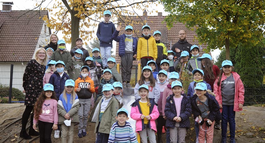Nur echt mit blauer Kappe: Die Zweitklässler der Grundschule im Kleinen Feld, die jetzt als "Kulturstrolche" auf Entdeckungsreise durch Lübbecke gehen werden, zusammen mit ihrer Schulleitung, Lehrkräften und Projektleiterin Lena Gosewehr.