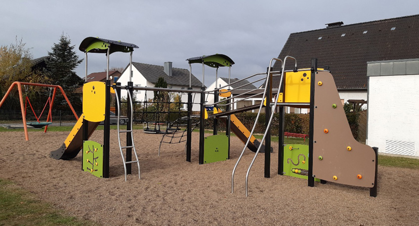 In der Wettlage kann wieder nach Herzenslust gespielt werden. Der Neubau des in die Jahre gekommenen Kinderspielplatzes an der Breslauer Stra&szlig;e wurde vor kurzem abgeschlossen und die Anlage umgehend zur Nutzung freigegeben.