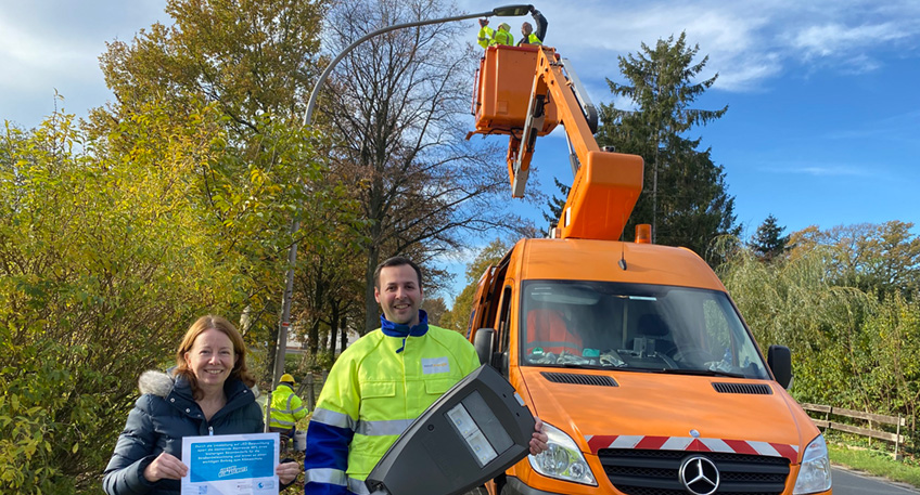 Einleuchtende Maßnahme: Die Gemeinde Stemwede lässt ihre Straßenlaternen auf klimafreundliche LED-Technik umrüsten. Katrin Stuwe (Leiterin Bauhof, links) und Bejtus Berisa (Westenergie Netzservice GmbH) mit einem der LED-Leuchtköpfe.