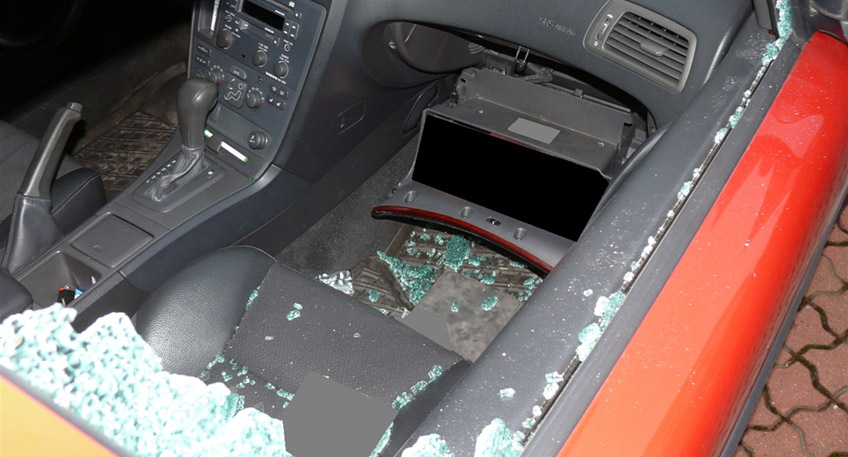 Am Wochenende ist es schwerpunktmäßig in Gehlenbeck zu einer Serie von Autoaufbrüchen gekommen. Auch im angrenzenden östlichen Teil von Lübbecke schlugen die Kriminellen zu. Bis zum Montagvormittag wurden der Polizei insgesamt elf aufgebrochene Kraftfahrzeuge gemeldet. Offenbar blieb es vielfach bei einem Sachschaden. Den ersten Erkenntnissen zufolge wurden in den Abend- oder Nachtstunden zu Sonntag in den Straßen Am Jägerbach, Siekenkampstraße, Röthenstraße, Lindenstraße (B 65), Goldackerstraße, Striegauer Straße, Albert-Schweitzer-Straße sowie in der Schillerstraße, Liebenwerdaer Straße und der Elsa-Brandström-Straße durch Einschlagen einer Scheibe Autos aufgebrochen. Dabei machten die Kriminelle den ersten Angaben nach wenig oder keine Beute. Vielfach durchwühlte man das Handschuhfach oder den Innenraum der Autos auf der Suche nach Wertgegenständen. Aus einem grauen Opel Corsa entwendete man in der Striegauer Straße eine braune Handtasche ohne wertvollen Inhalt. In einem grauen Skoda Fabia fehlte nach dem Aufbruch in der Liebenwaerder Straße ein Portemonnaie. Zudem stahl man in der Elsa-Brandström-Straße aus einem weiteren grauen Opel Corsa einen Rucksack. Dieser wurde später auf dem nahen Lübbecker Friedhof aufgefunden. Anhand eines sich darin befindlichen Personaldokumentes konnte er seitens der Beamten schnell einer jungen Frau zugeordnet werden. Bei Aufsuchen ihrer Wohnadresse bemerkten die Beamten den dort stehenden aufgebrochenen Pkw, von dem die Geschädigte bis zu diesem Zeitpunkt nichts gewusst hatte. Als fehlend erwies sich offenbar lediglich eine geringere Bargeldsumme. Die Ermittler bitten Zeugen, denen in den genannten Abend- oder Nachtstunden zu Sonntag verdächtig wirkende Personen oder Fahrzeuge in den umliegenden Straßen aufgefallen sind, sich unter Telefon (0571) 88660 bei ihnen zu melden. Die Polizei empfiehlt grundsätzlich keine Wertsachen in abgestellten Fahrzeugen zurückzulassen, sondern diese mitzunehmen. "Fahrzeuge bieten keinen Einbruchsschutz. Die Täter kennen alle vermeintlichen Verstecke in den Kraftfahrzeugen", so die Botschaft der Polizei.