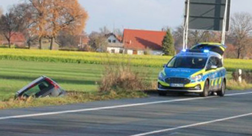 Mutmaßlich unter Drogeneinfluss verunfallte am Montagmittag ein junger Hiller mit seinem Auto auf der L 770. Zum Abschluss der polizeilichen Maßnahmen behielten die Beamten den Führerschein des Fahranfängers ein, den er auf den Tag genau vor fünf Monaten erhalten hatte.