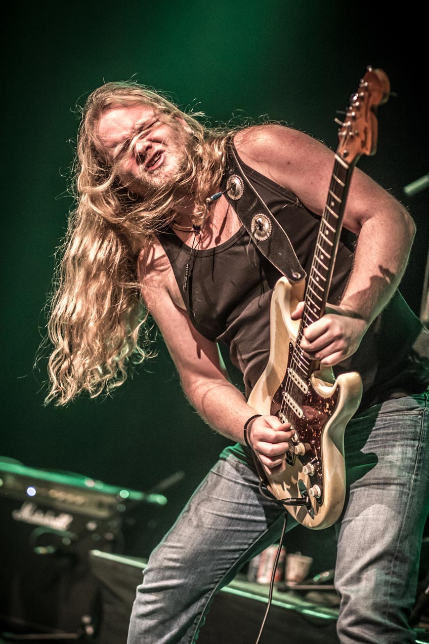 Fünf Studioalben und eine Live CD hat dieses niederländische Powertrio schon auf seinem Konto und der Begriff Powertrio passt wie die buchstäbliche Faust aufs Auge. Blues ist sicher ein Aspekt ihrer Musik, aber die harte Rockmusik der 70er und 80er, welche ja durchaus dem Blues entsprungen ist, hat sich dann doch im Gesamtbild durchgesetzt.