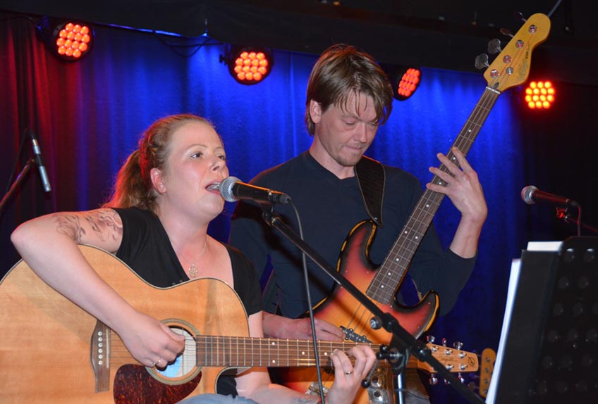 Fünf Studioalben und eine Live CD hat dieses niederländische Powertrio schon auf seinem Konto und der Begriff Powertrio passt wie die buchstäbliche Faust aufs Auge. Blues ist sicher ein Aspekt ihrer Musik, aber die harte Rockmusik der 70er und 80er, welche ja durchaus dem Blues entsprungen ist, hat sich dann doch im Gesamtbild durchgesetzt.