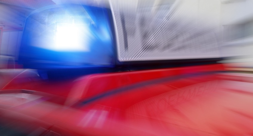 Am Samstag wurden Polizei und Feuerwehr zu einem Brand in die Gehlenbecker Stra&szlig;e gerufen. Gegen 18.30 Uhr wurde ein Bewohner des Hauses durch laute Knallger&auml;usche auf einen Brand in der Wohnung unter ihm aufmerksam. Er informierte die Polizei und die Feuerwehr.