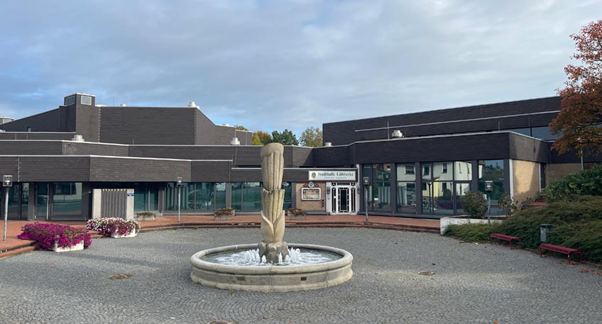 Nach einer Corona-bedingten Pause im vergangenen Jahr kann der Lions Club L&uuml;bbecke-Espelkamp in der kommenden Adventszeit wieder sein traditionelles Wohlt&auml;tigkeitskonzert &bdquo;Weihnachtliche Weisen&ldquo; ausrichten. Beginn am Mittwoch, 8. Dezember, ist um 19.00 Uhr in der L&uuml;bbecker Stadthalle. Auftreten werden neben einem gemeinsamen Kinderchor der Kirchengemeinden Blasheim und L&uuml;bbecke (unter Leitung von Heiko Werdin und Heinz-Hermann Grube), das Junge Kammerorchester (Ltg. Rosa Meyring) sowie Pro Musica-Brass unter der Leitung von Martin Nagel. Unter Einhaltung der 3G-Regeln d&uuml;rfen in diesem Jahr mit Genehmigung der Ordnungsbeh&ouml;rden 500 Konzertbesucher der Lions-Einladung folgen. Ein entsprechendes Raum-Luftkonzept des Veranstalters und der Stadt sieht vor, dass am Konzertabend bei der Ausgestaltung des gro&szlig;en Saals der Stadthalle dessen sonst &uuml;bliche Seitenw&auml;nde g&auml;nzlich offengehalten werden.   Der Reinerl&ouml;s des Konzerts wie auch der diesj&auml;hrigen Lions Adventskalender- Aktion und dem Gl&uuml;hweinausschank auf dem L&uuml;bbecker Weihnachtsmarkt  werden auch in diesem Jahr wieder unterschiedlichsten regionalen Projekten bzw. wohlt&auml;tigen Initiativen zugute kommen.   Der Kartenverkauf f&uuml;r das Lions-Konzert erfolgt ab sofort durch die B&uuml;cherstube L&uuml;bbecke sowie durch die Hauptgesch&auml;ftsstelle der Volksbank L&uuml;bbecker Land sowie w&auml;hrend des Weihnachtsmarkts in L&uuml;bbecke am Gl&uuml;hweinstand des Lions Clubs.