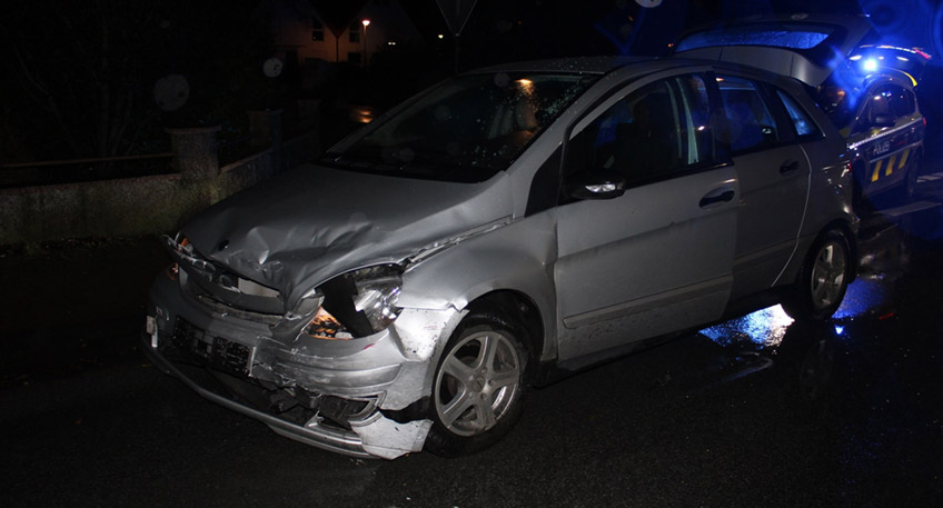 Am Mittwochmorgen sind bei einem Abbiegevorgang auf der Lindenstraße (B 65) zwei Pkws zusammengestoßen. Eine Autofahrerin (76) wurde ins Krankenhaus gebracht.