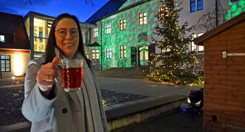Schloss Benkhausen erstrahlt wieder in weihnachtlichem Glanz: Eine acht Meter hohe, festlich geschm&uuml;ckte Tanne, der beleuchtete Brunnen, zahlreiche Lichterketten an den B&auml;umen und das aufwendig illuminierte Schloss erzeugen eine au&szlig;ergew&ouml;hnliche Atmosph&auml;re.