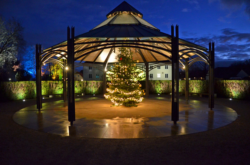 Schloss Benkhausen erstrahlt wieder in weihnachtlichem Glanz: Eine acht Meter hohe, festlich geschm&uuml;ckte Tanne, der beleuchtete Brunnen, zahlreiche Lichterketten an den B&auml;umen und das aufwendig illuminierte Schloss erzeugen eine au&szlig;ergew&ouml;hnliche Atmosph&auml;re.