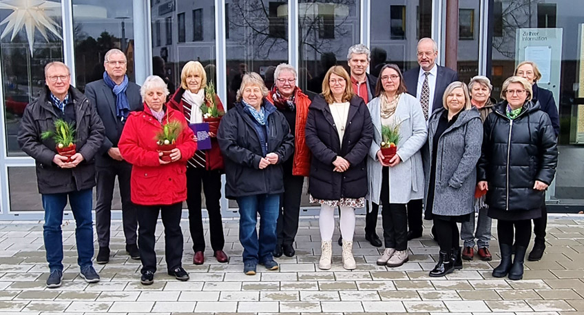 Zusammen mit anderen bekamen langjährige Mitarbeitenden das Kronenkreuz der Diakonie vom Vorstand der evangelischen Stiftung Ludwig-Steil-Hof überreicht (v. l.): Stephan Niemann, Andreas Fischer, Gisela Meinders, Edeltraud Kudelka, Ingrid Röckemann, Maria Kappe, Sidonie Brockerhoff, Martin Jäger-Degenhard, Claudia Brockmeier, Pfarrer Stefan Bäumer (Vorstand), Yvonne Fröse, Klaudia Riedlinger, Olga Winter, Ingrid Husmann (Vorsitzende Mitarbeitervertretung). - Foto: LSH