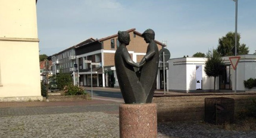 Die Skulptur stand viele Jahre auf dem Vorplatz der Dionysiuskirche an der Spiegelstraße und dürfte den Menschen somit als Werk des Bildhauers Peter Medzech unter dem Namen "Paar mit Mühlrad" sehr bekannt sein.